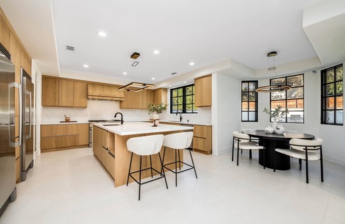 Encino Casa | Gorgeous , Spacious modern villa In Encino , Close To Restaurants and more