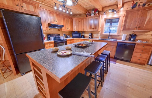 Laurelville Cabina | Gorgeous Starry Knight Lodge next to the Hocking Hills State Forest; Sleeps 12