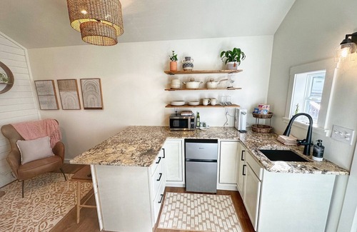 Cullowhee Apartamento | Gorgeous studio cottage less than 1/2 mile from Western Carolina University!