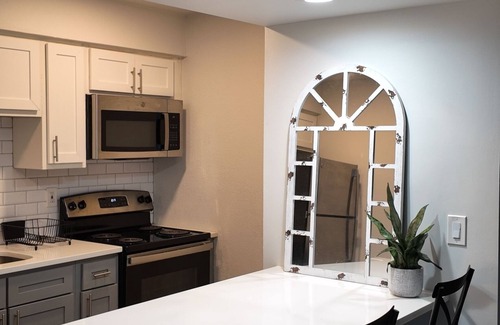 Huntsville Apartamento | Gorgeous studio located in the heart of Huntsville, close to all amenities.