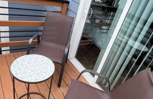 Huntsville Apartamento | Gorgeous studio located in the heart of Huntsville, close to all amenities.