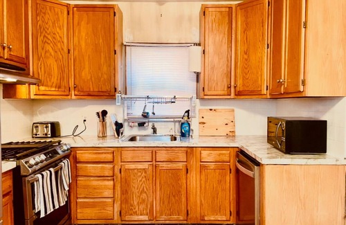 East Flatbush Casa | Gorgeous, Stylish, Spacious Duplex with Regal Vibes NO CLEANING FEE