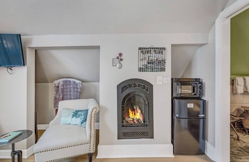 Glenwood Springs Casa | Gorgeous Suite at the Downtown Floradora House
