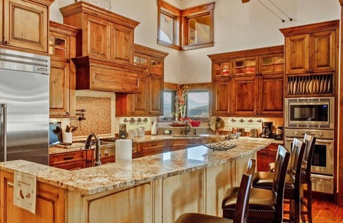Three Peaks Casa | Stop here for a Spectacular Family Vacay, Hot tub and more!