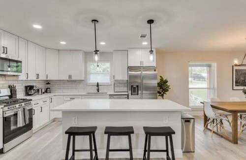 Garland Casa | Gorgeous Sunny Home for Big Groups w Private Pool