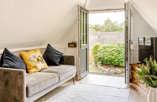 Weymouth Casa | Gorgeous Thatched Lodge in Stunning Dorset Countryside Sleeps 3