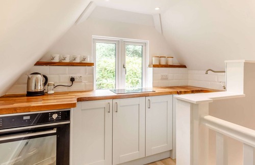 Weymouth Casa | Gorgeous Thatched Lodge in Stunning Dorset Countryside Sleeps 3