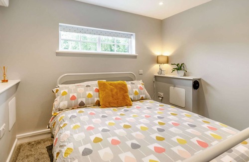 Weymouth Casa | Gorgeous Thatched Lodge in Stunning Dorset Countryside Sleeps 3