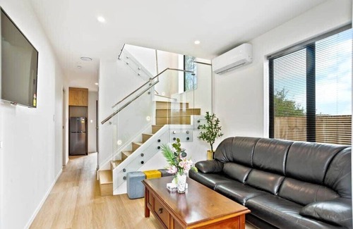 Mangere Casa | Gorgeous Three Bedroom Home with Free Parking