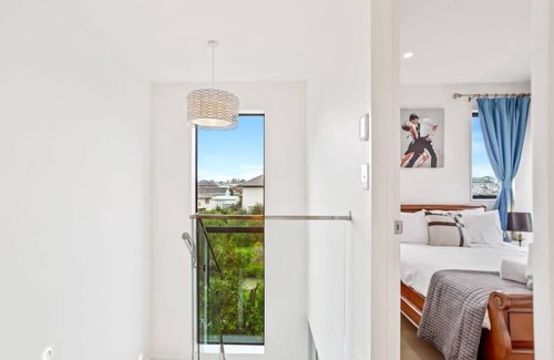 Mangere Casa | Gorgeous Three Bedroom Home with Free Parking