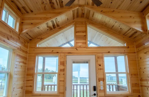 McNeil Cabina | Gorgeous tiny home cabin!Perfect for couples, small families or business travel!