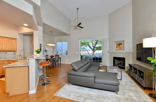 Carmel Pointe Casa | Hermosa casa de pueblo en el corazón del Valle de Oro - 2 BD, 2 BA