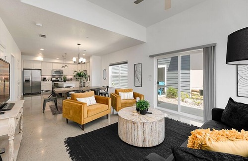 Old Town North Casa | Gorgeous Townhome steps from the Brewery District!