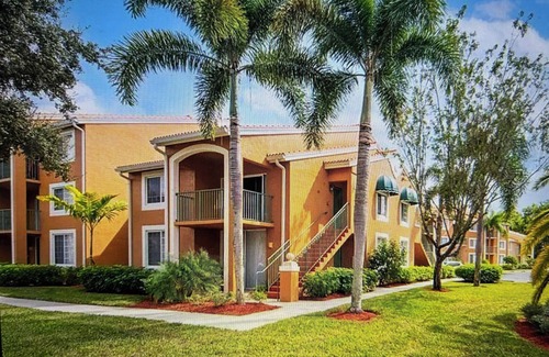 Naples Condominio | Gorgeous two bedroom two bath condo in gated community minutes from the ocean.