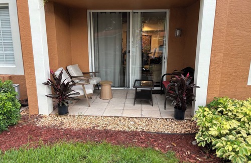 Naples Condominio | Gorgeous two bedroom two bath condo in gated community minutes from the ocean.