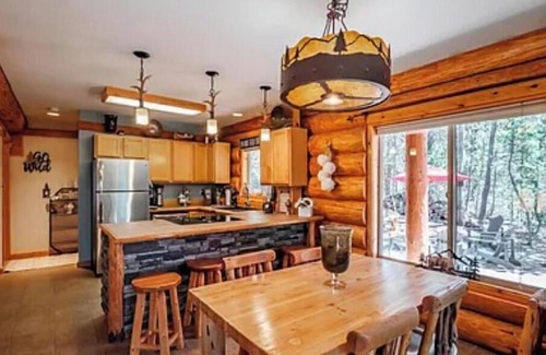 Crescent Cabina | Gorgeous Log Cabin with Hot Tub & Theater near Snowmobile & SXS Trails & Lakes!
