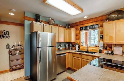 Crescent Cabina | Gorgeous Log Cabin with Hot Tub & Theater near Snowmobile & SXS Trails & Lakes!