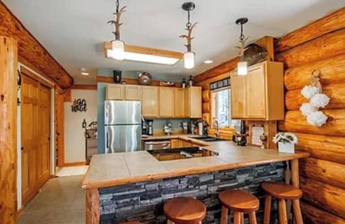 Crescent Cabina | Gorgeous Log Cabin with Hot Tub & Theater near Snowmobile & SXS Trails & Lakes!