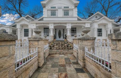 Southside Casa | Gorgeous Victorian with Games