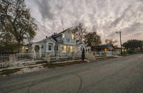 Southside Casa | Gorgeous Victorian with Games