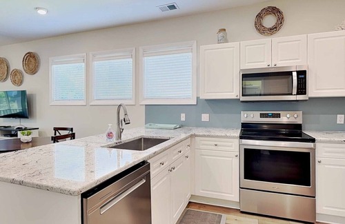Litchfield by the Sea Condominio | Gorgeous View of Osprey Lake & Near pool & Beach at Litchfield by the Sea