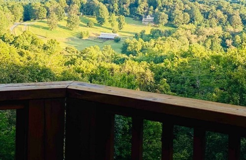 Owl Town Retreat Cabina | Gorgeous View! Mountain Cabin,outdoor bar, jacuzzi, game room, EV charger& more