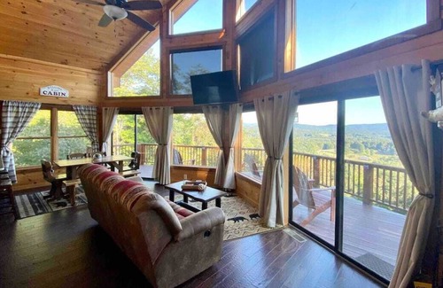 Owl Town Retreat Cabina | Gorgeous View! Mountain Cabin,outdoor bar, jacuzzi, game room, EV charger& more