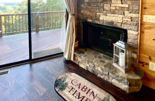 Owl Town Retreat Cabina | Gorgeous View! Mountain Cabin,outdoor bar, jacuzzi, game room, EV charger& more