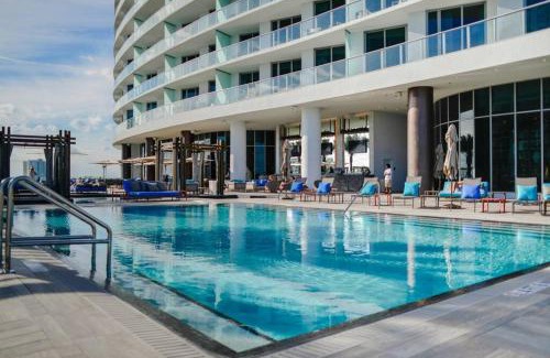 Hollywood South Central Beach Apartamento | Gorgeous Views Await in Your Beachfront Condo