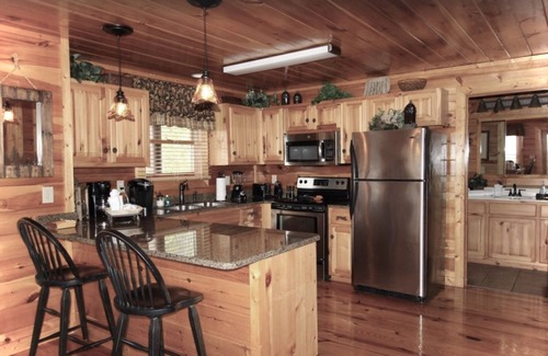 Gatlinburg - Pigeon Forge Cabina | HERMOSAS VISTAS de los SMOKIES ~ Sherwood Forest Gated Resort ~ Wifi ~ DreamBeds ~ Keurig