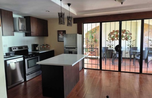 Ciudad Cariari Casa | Villa cerca aeropuerto, piscina y jacuzzi adicional.