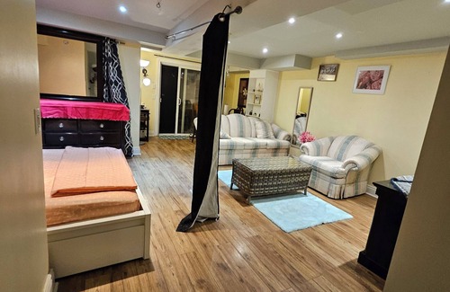 Courtice Casa | Gorgeous Walkout Basement Apartment Fully Furnished, Seperate Entrance.
