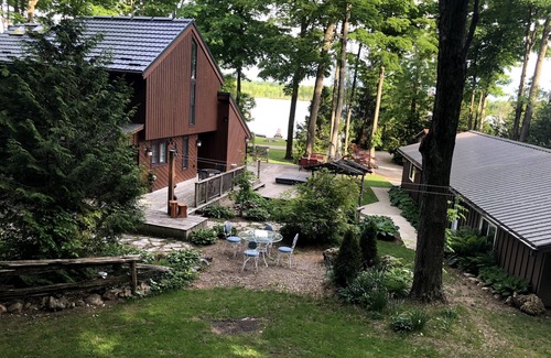Georgian Bluffs Cabaña | Gorgeous Waterfront Cottage with Sauna + Canoe