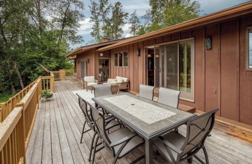 Breezy Point Casa | Gorgeous Waterfront Retreat