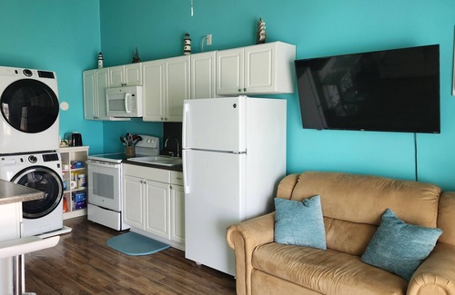 Oak Harbor Condominio | Gorgeous waterfront balcony view & boat dock on the shores of Lake Erie