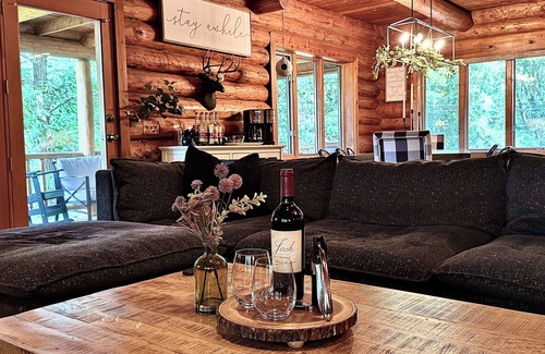 Lawndale Cabina | Gorgeous XL Log Cabin in Bloomington, IL! 2 Game Rooms + Hot Tub & Sauna!