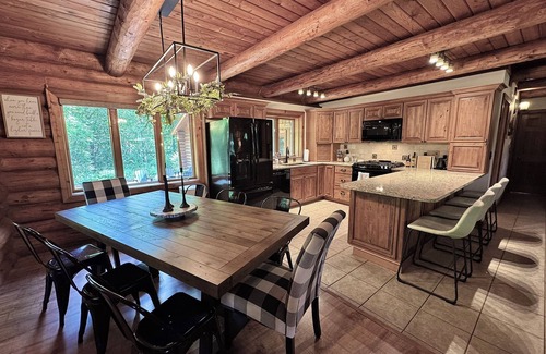Lawndale Cabina | Gorgeous XL Log Cabin in Bloomington, IL! 2 Game Rooms + Hot Tub & Sauna!