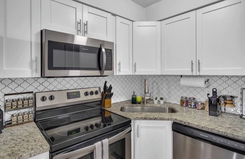 Oakford Park Apartamento | Gorgeously renovated 1 bedroom apartment walking distance to Midtown