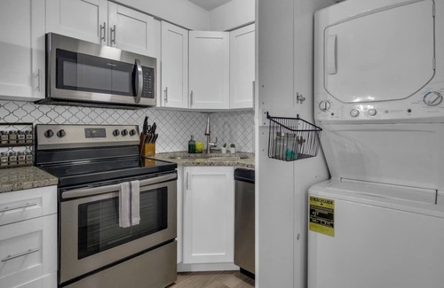 Oakford Park Apartamento | Gorgeously renovated 1 bedroom apartment walking distance to Midtown