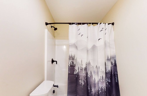 Bethel Casa | Gorgeously updated hillside home with private hot tub, firepit & mountain view