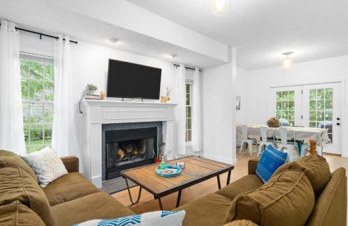 Traverse City Casa | Gorogeous Chic 2BDR Renovated Home near Downtown Sleeps 6 843