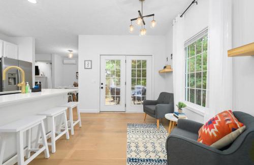 Traverse City Casa | Gorogeous Chic 2BDR Renovated Home near Downtown Sleeps 6 843