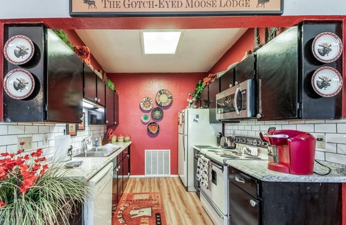 Alto Cabina | Gotch Eyed Moose | Pool + Tennis, Balcony, Views