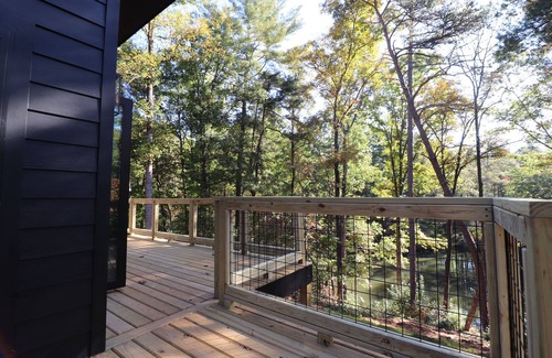 Roaring River Cabina | Gotham City Cabins!!! Secluded “Custom Modern Cabin” overlooking Private Pond.