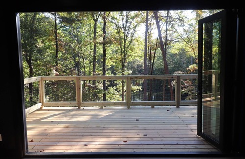 Roaring River Cabina | Gotham City Cabins!!! Secluded “Custom Modern Cabin” overlooking Private Pond.
