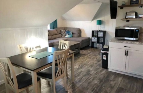 Geneva-on-the-Lake Apartamento | GOTL Lakeview Loft- Sunset Vacation Rentals