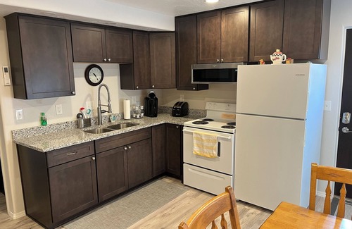 Hurricane Apartamento | Gould’s Hideaway off street parking, close to Sand Hollow, Quail & Zion.