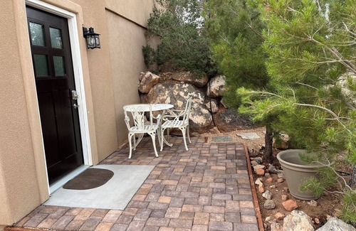 Hurricane Apartamento | Gould’s Hideaway off street parking, close to Sand Hollow, Quail & Zion.