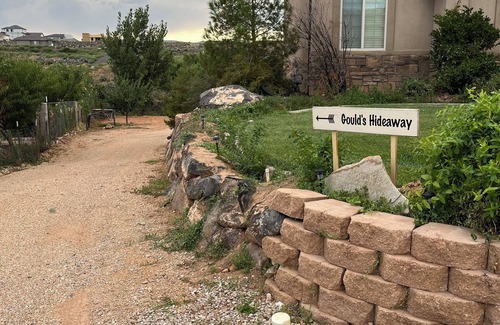 Hurricane Apartamento | Gould’s Hideaway off street parking, close to Sand Hollow, Quail & Zion.