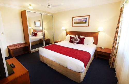 Burnt Pine Hotel | Governor's Lodge Resort Hotel